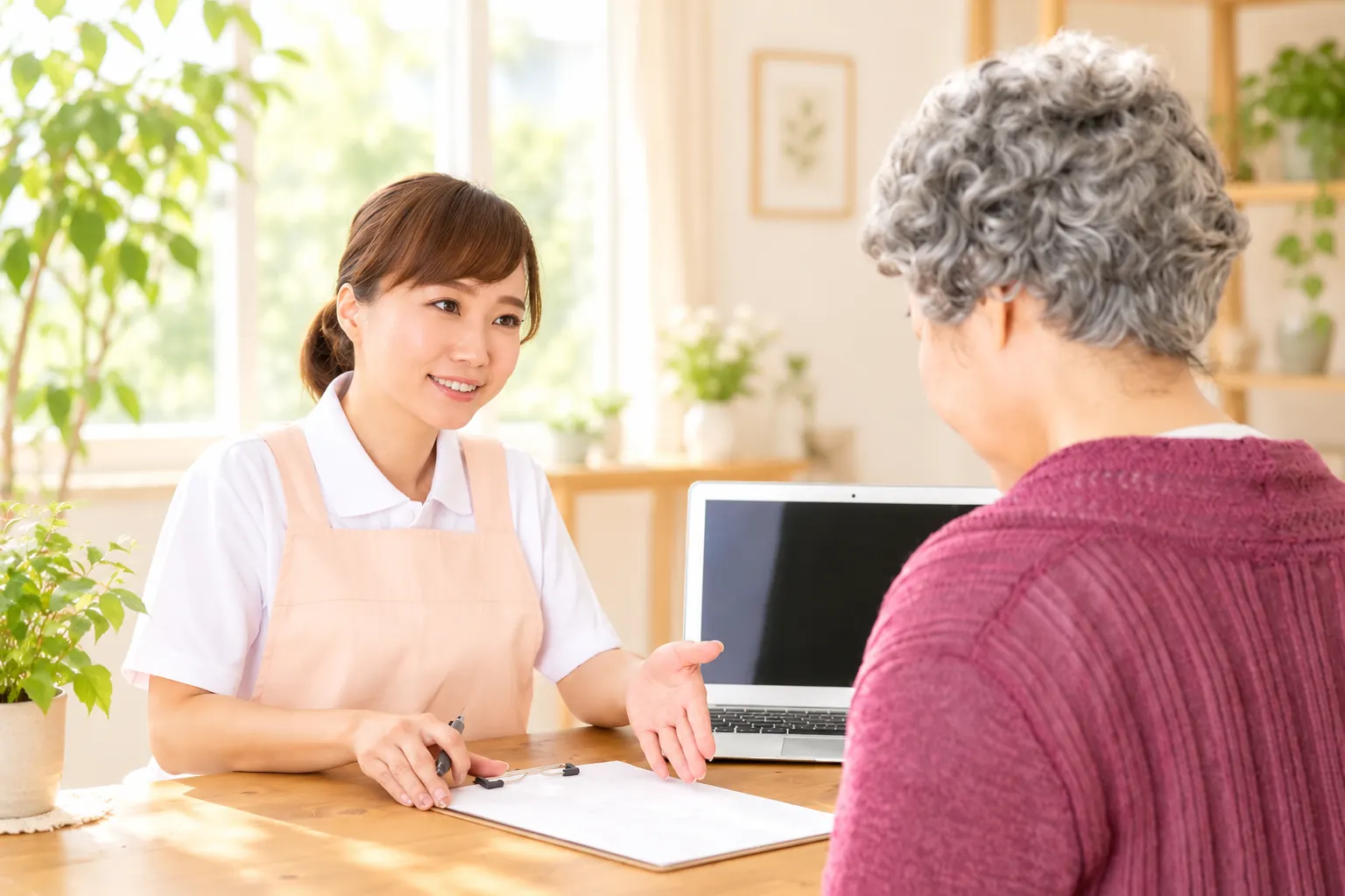高齢の方と向かい合って相談する様子（ご提供のAI生成イメージ）