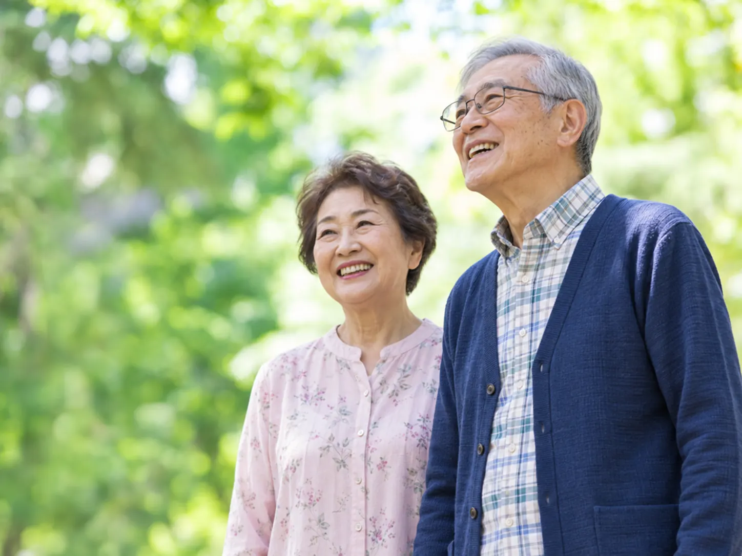 緑の中で笑顔を見せるお二人（ご提供のAI生成イメージ）